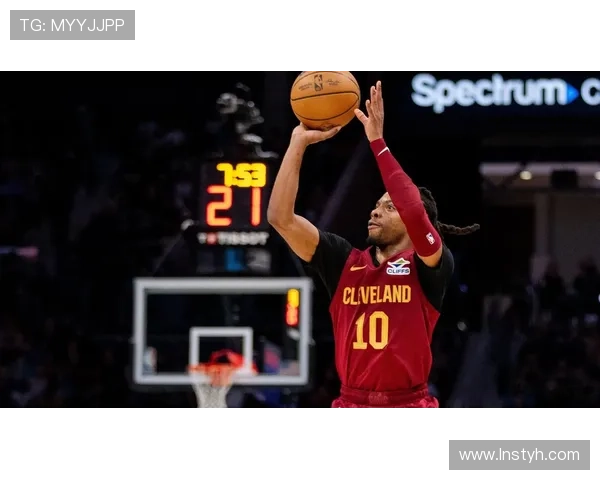 NBA大心脏!里夫斯侧翼三分命中拉近比分展现冷静关键时刻表现 NBA大心脏!里夫斯侧翼三分命中拉近比分展现冷静关键时刻表现