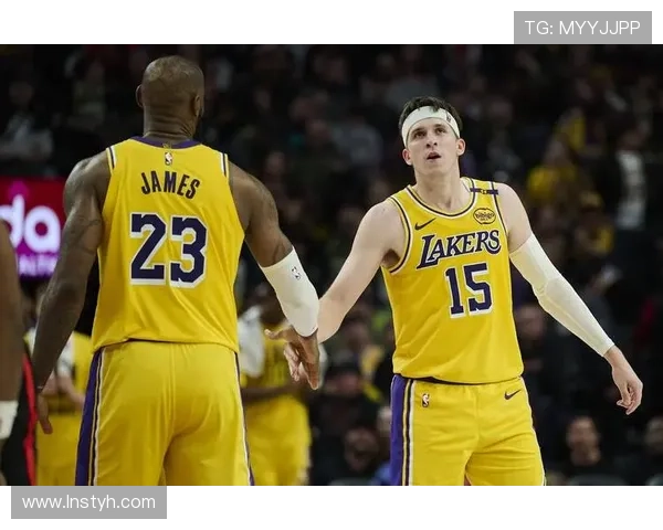 奥尼尔为里夫斯鸣不平称其表现出色却在詹姆斯回归后被迫改打底角 奥尼尔为里夫斯鸣不平称其表现出色却在詹姆斯回归后被迫改打底角