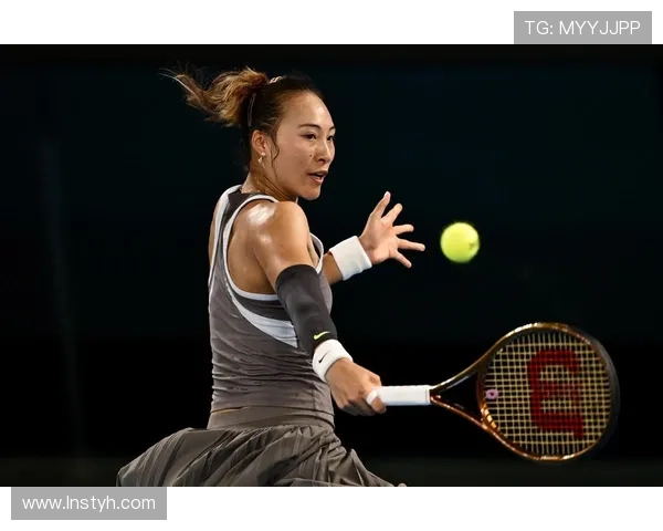 中网赛场郑钦文专注投入进行赛前热身训练展现充沛竞技状态活力足